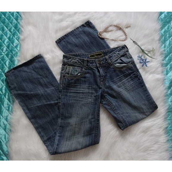 ​Womens Maxx jeans Size 9 distressed w/embroidery front legs & back​ pockets - Picture 2 of 12